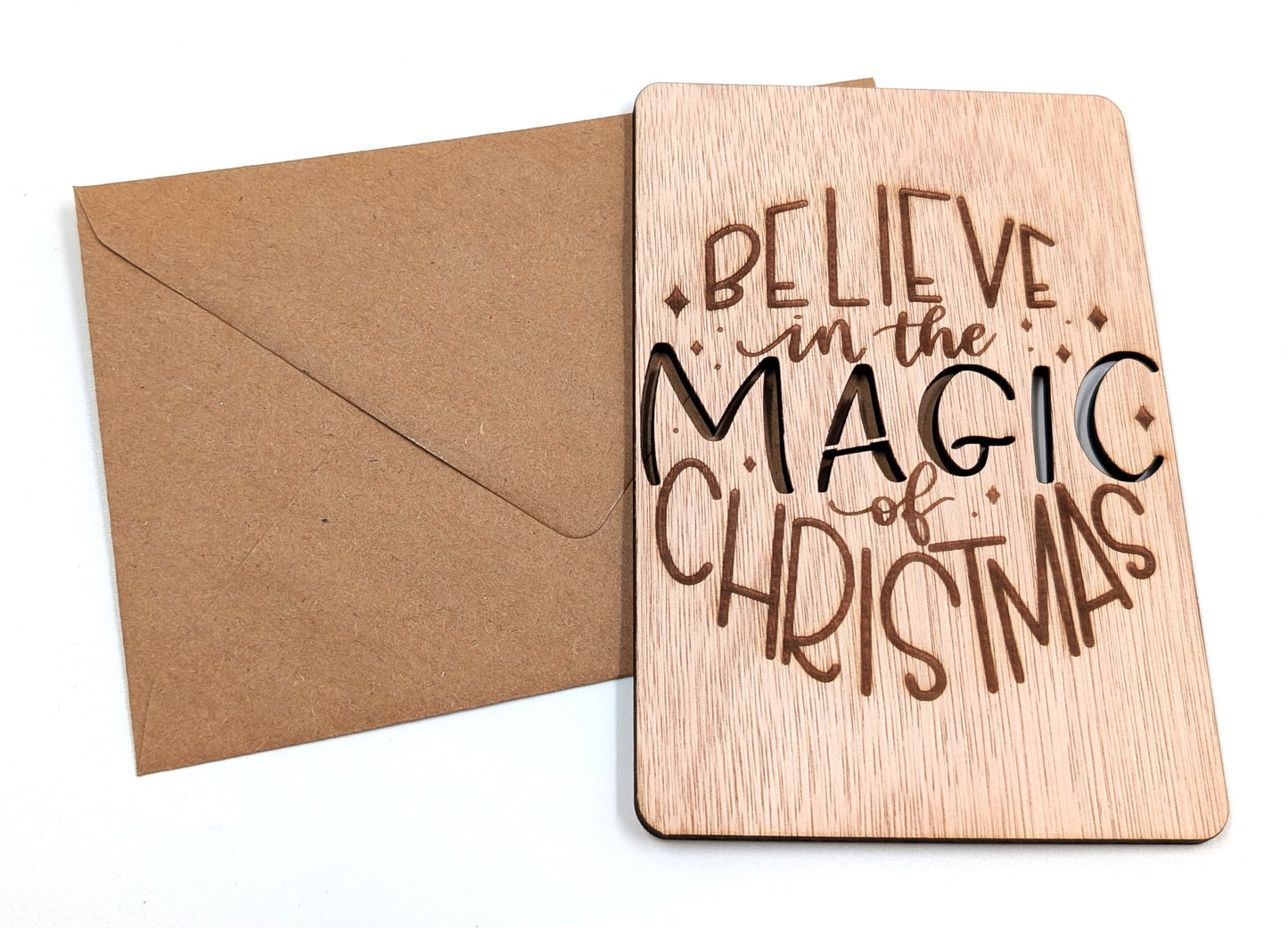 Houten kerstkaart – Believe in the Magic of Christmas – tekst uitsnede – kerstkaart met envelop – luxe kerstkaarten