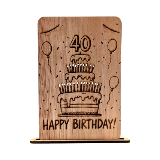 Houten verjaardagskaart voor 40 jaar met een prominent laser-uitgesneden getal '40' en een speels, verfijnd gegraveerd patroon van ballonnen en sterren op een houten voetje.