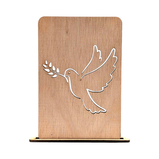 Houten condoleancekaart met een minimalistische uitsnede van een vliegende duif met olijftak op een houten voetje.