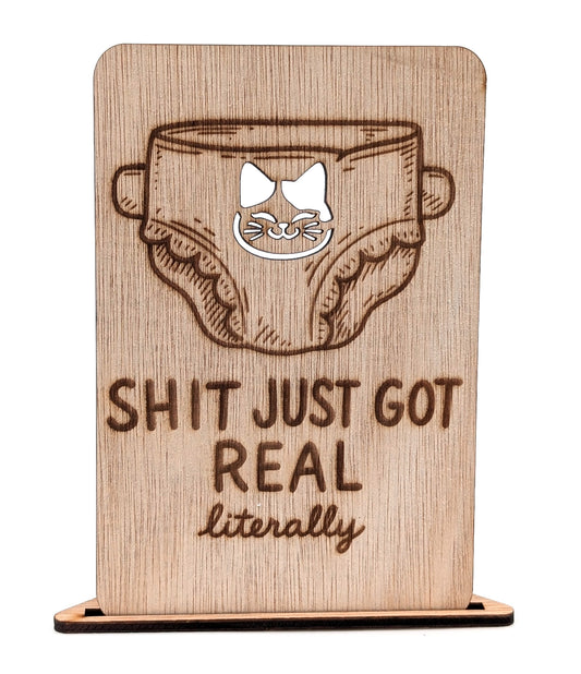 Houten geboortekaart – grappige babykaart – “Shit just got real” – originele houten felicitatiekaart met envelop