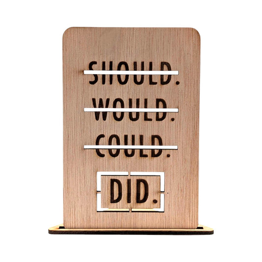 Houten wenskaart met de gegraveerde tekst 'I am NOT the should, could, would person. I AM the can, will, do person.' in stoere typografie.