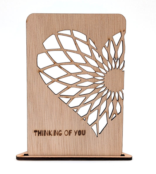 Luxe houten kaart – Thinking of You – hart uitgesneden design – sterkte of beterschapskaart – duurzame wenskaart met envelop