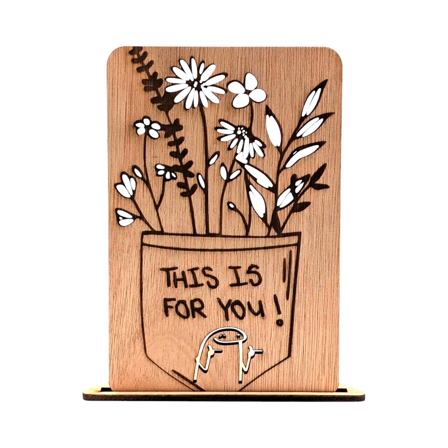 Houten wenskaart met een gravure van een pot vol bloemen en de tekst 'THIS IS FOR YOU!' met een klein cartoonfiguurtje.